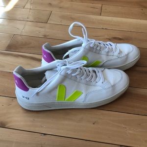 Women’s Veja V12.